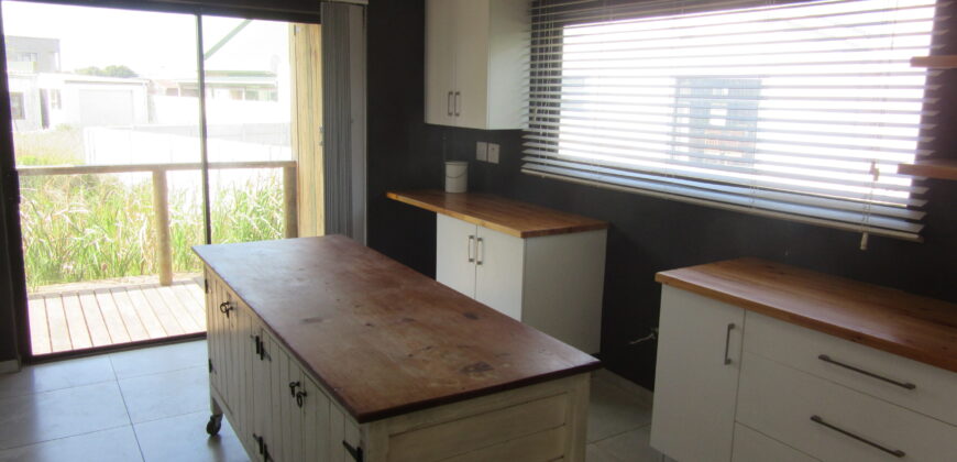 Easy living cosy home in quiet side road near to Grootwitvlei ( natural lake )