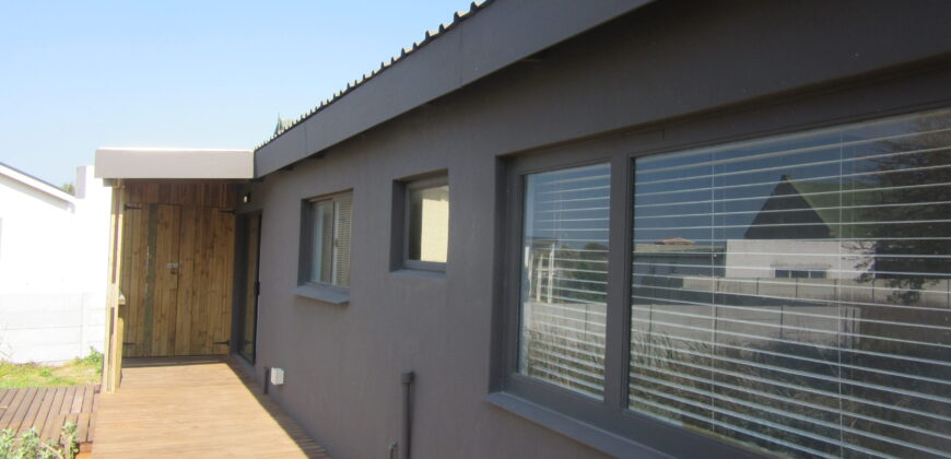 Easy living cosy home in quiet side road near to Grootwitvlei ( natural lake )