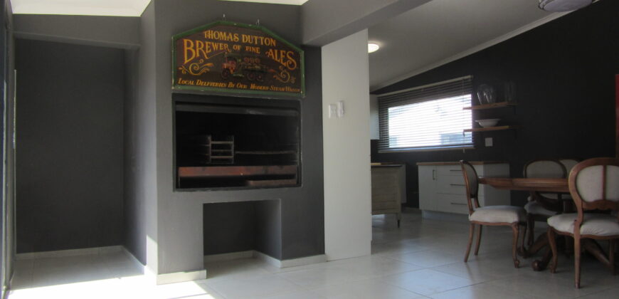 Easy living cosy home in quiet side road near to Grootwitvlei ( natural lake )