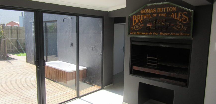 Easy living cosy home in quiet side road near to Grootwitvlei ( natural lake )