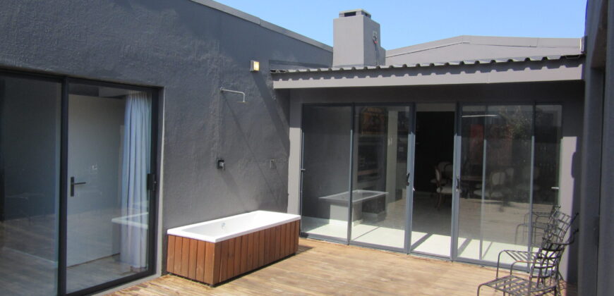 Easy living cosy home in quiet side road near to Grootwitvlei ( natural lake )
