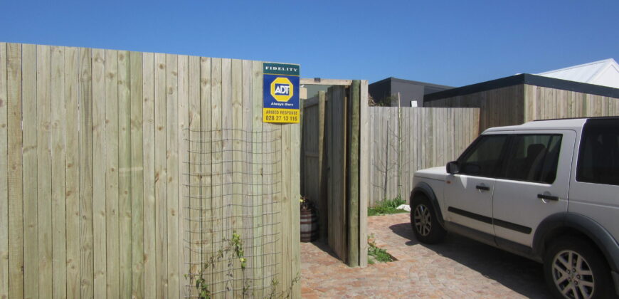Easy living cosy home in quiet side road near to Grootwitvlei ( natural lake )