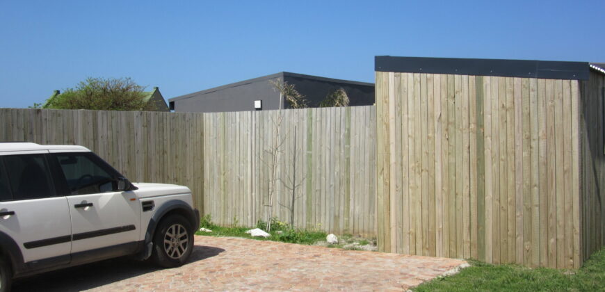 Easy living cosy home in quiet side road near to Grootwitvlei ( natural lake )