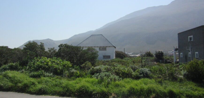 Easy living cosy home in quiet side road near to Grootwitvlei ( natural lake )